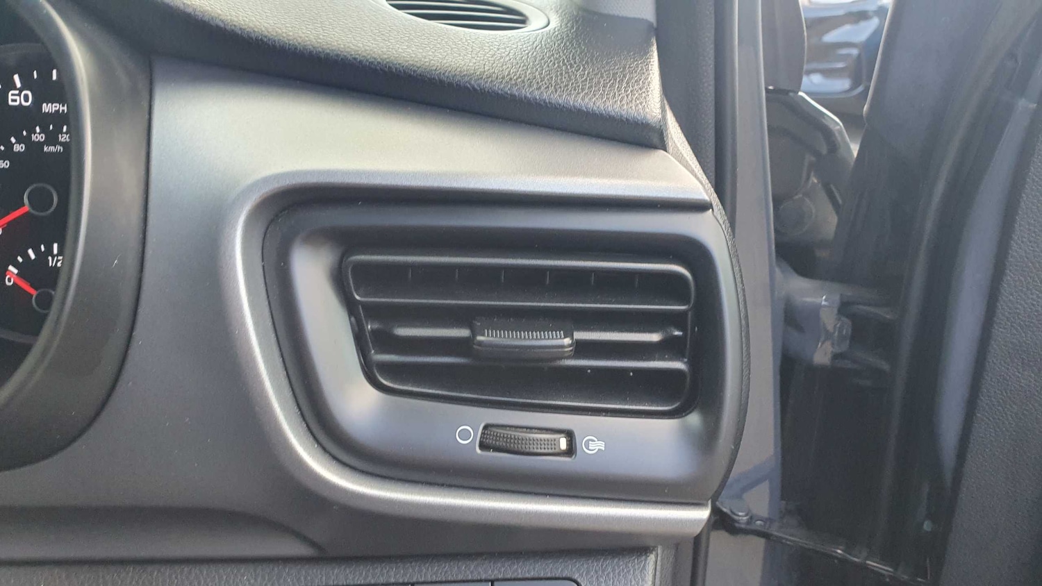 Used Kia Stonic 2022 for sale - 75951410: Photo 30