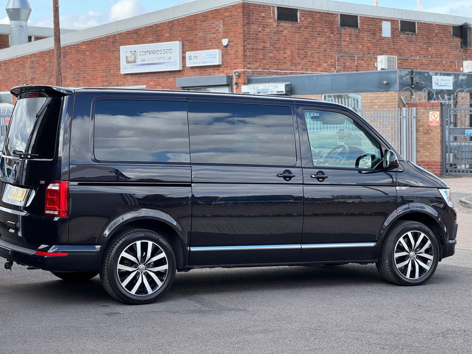 Used Volkswagen Caravelle 2017 for sale - 75707475: Photo 32