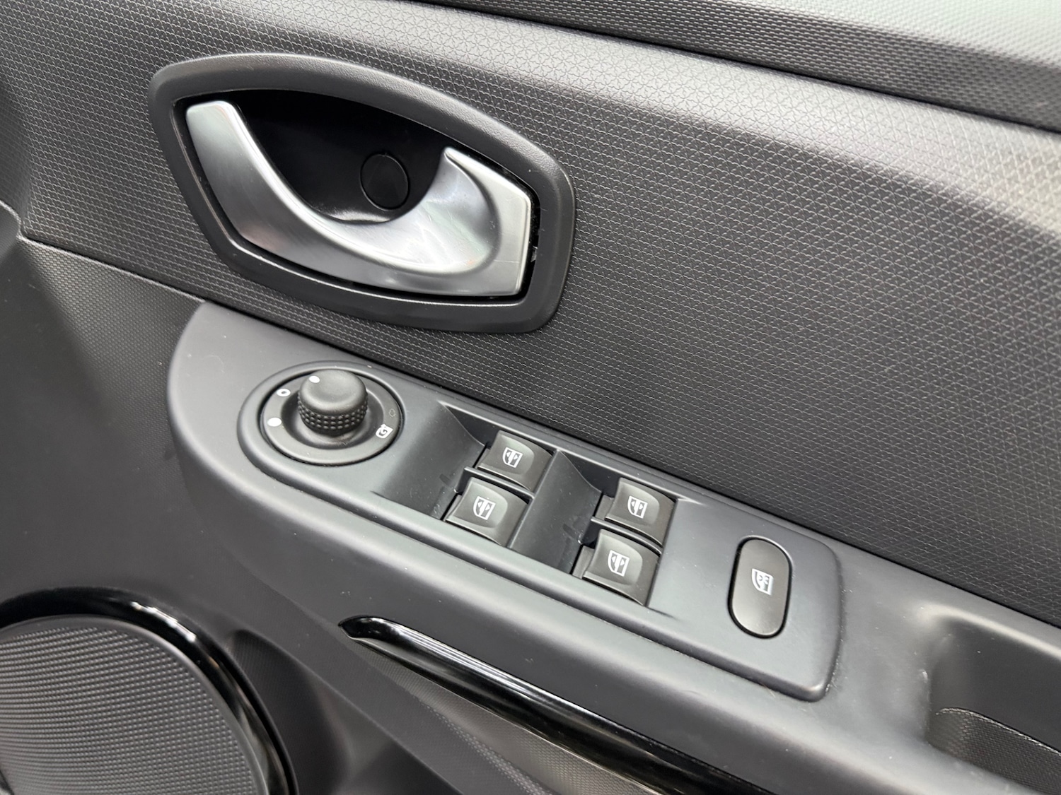 Used Renault Clio 2015 for sale - 76450405: Photo 15