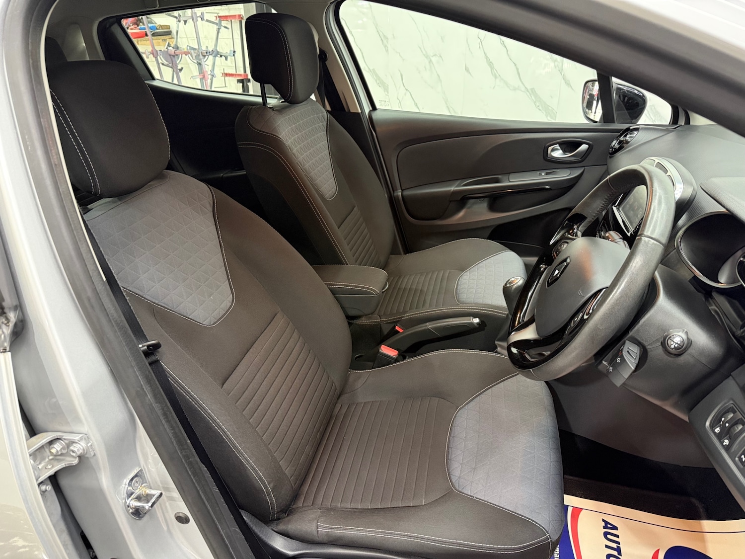 Used Renault Clio 2015 for sale - 76450405: Photo 7