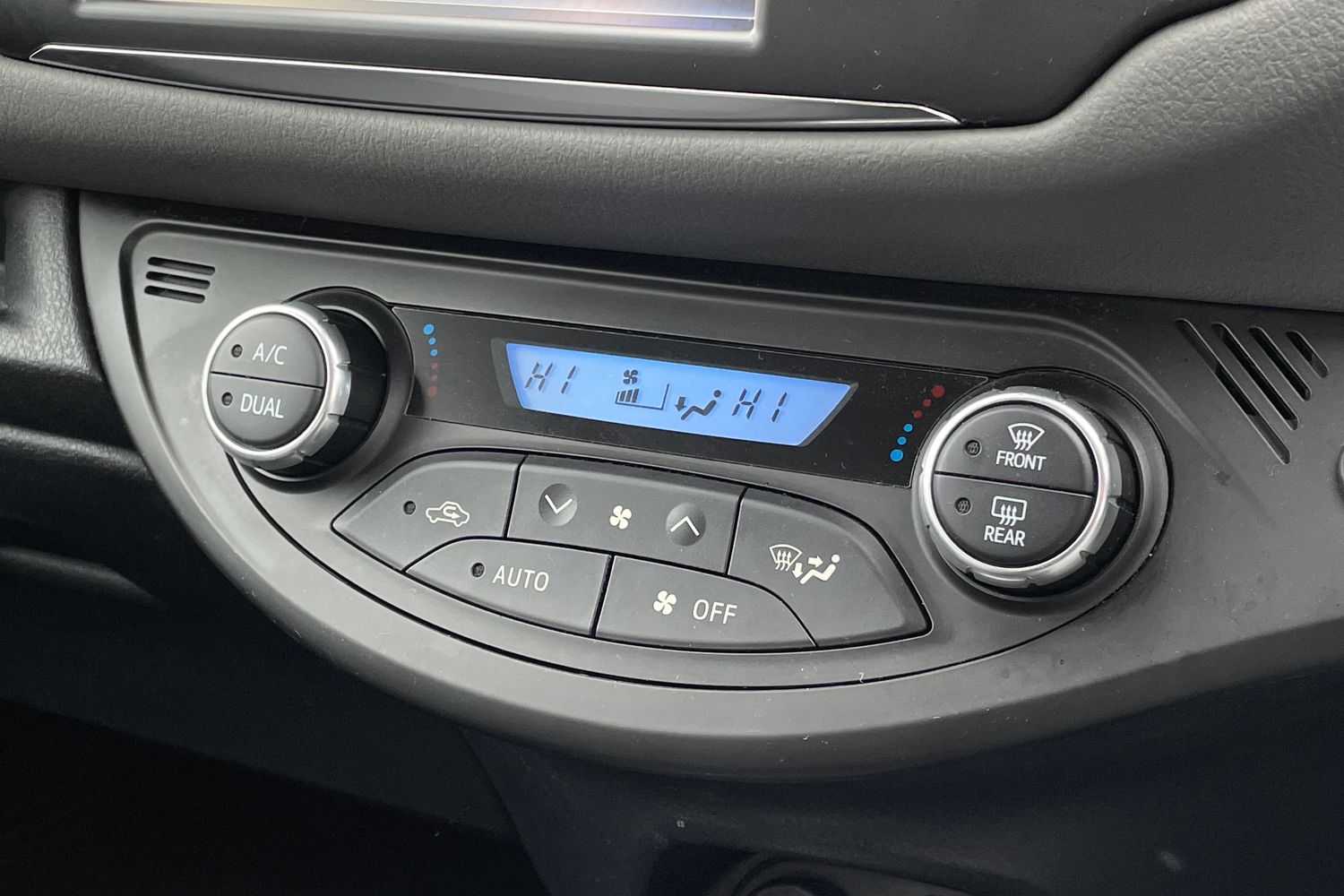 Used Toyota Yaris 2018 for sale - 77600001: Photo 16