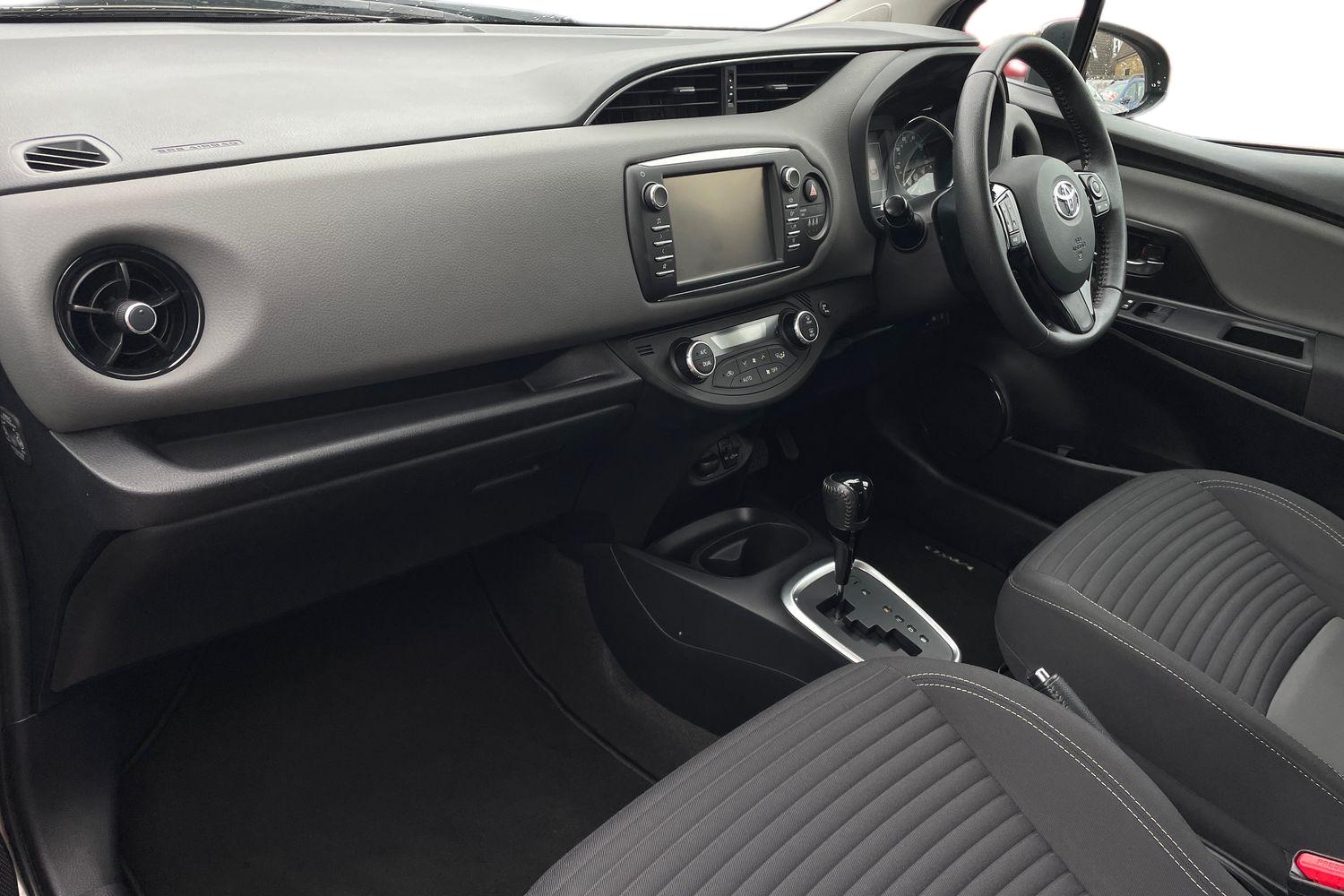 Used Toyota Yaris 2018 for sale - 77600001: Photo 2