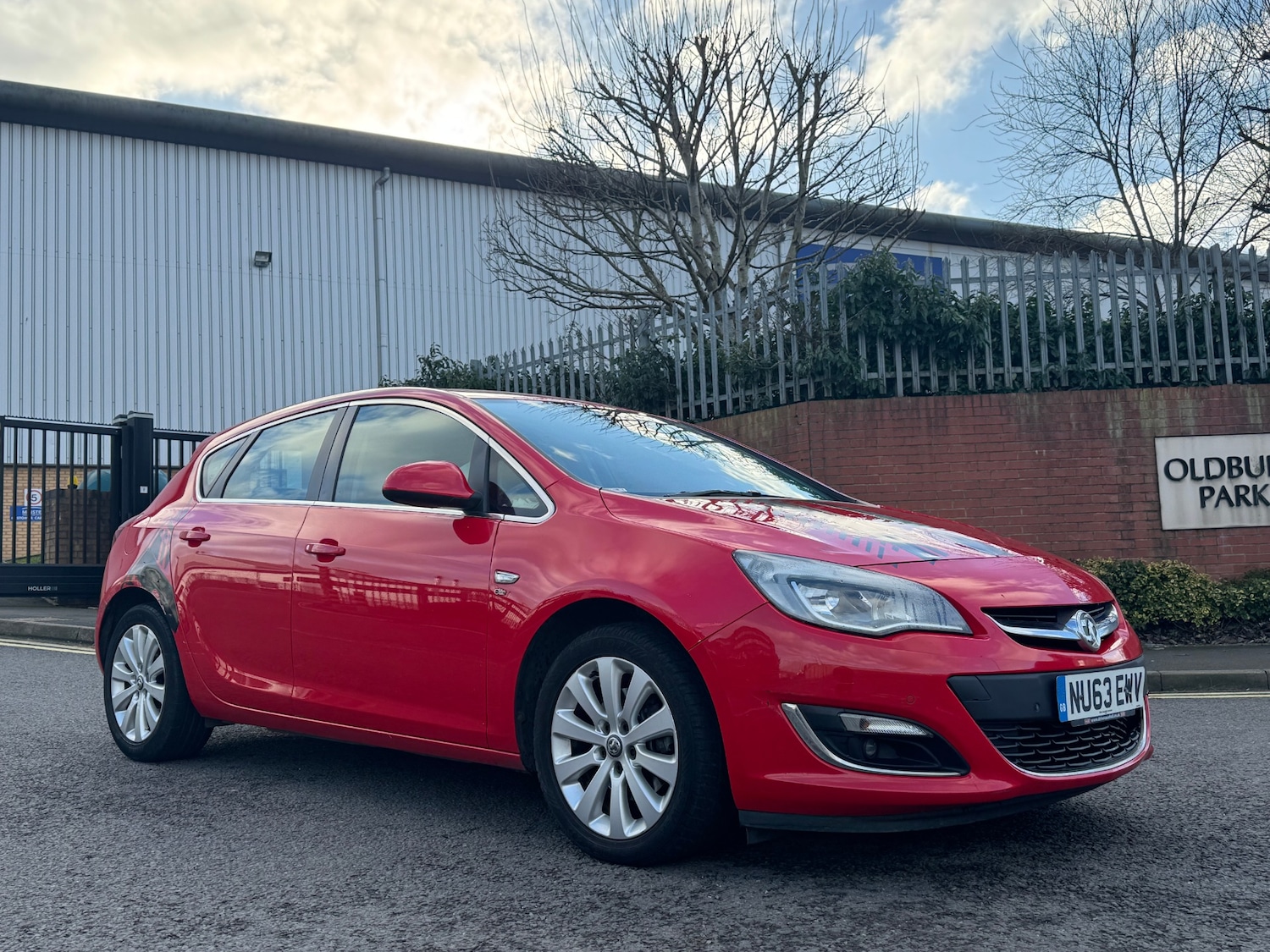 Used Vauxhall Astra 2013 for sale - 77052629: Photo 2