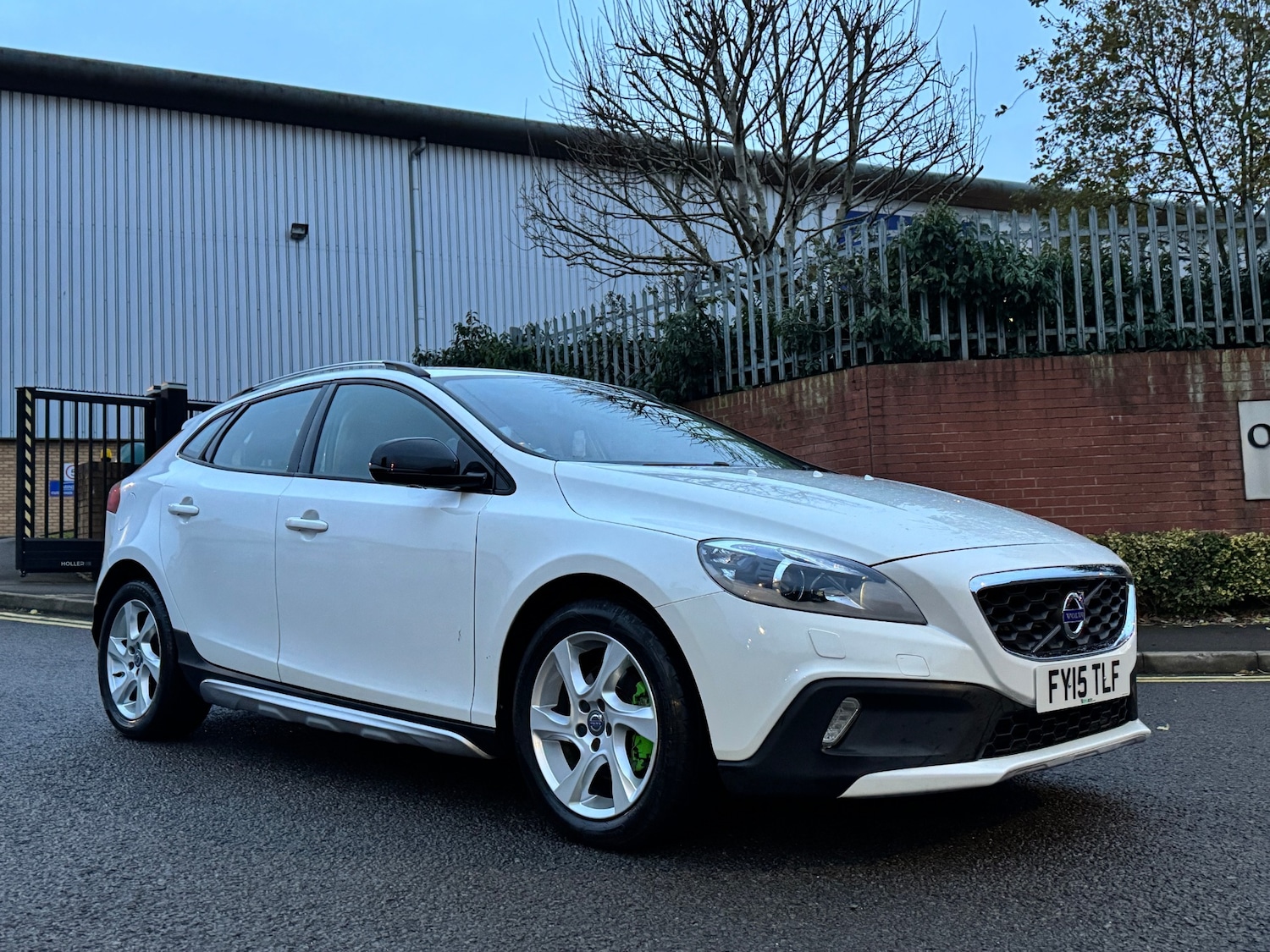 Used Volvo V40 2015 for sale - 76716148: Photo 2