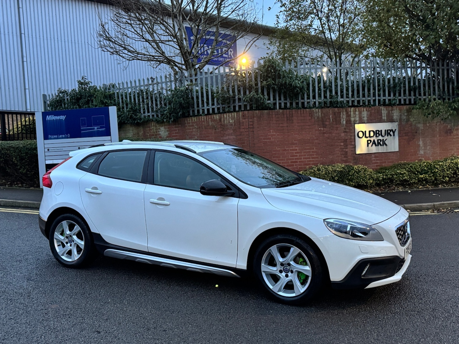 Used Volvo V40 2015 for sale - 76716148: Photo 3