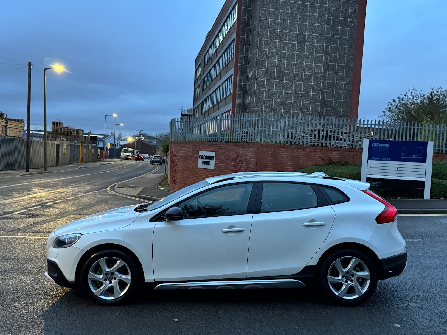 Used Volvo V40 2015 for sale - 76716148: Photo 8