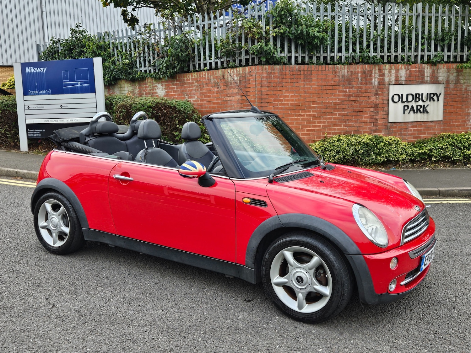 Used MINI Convertible 2006 for sale - 76248439: Photo 2