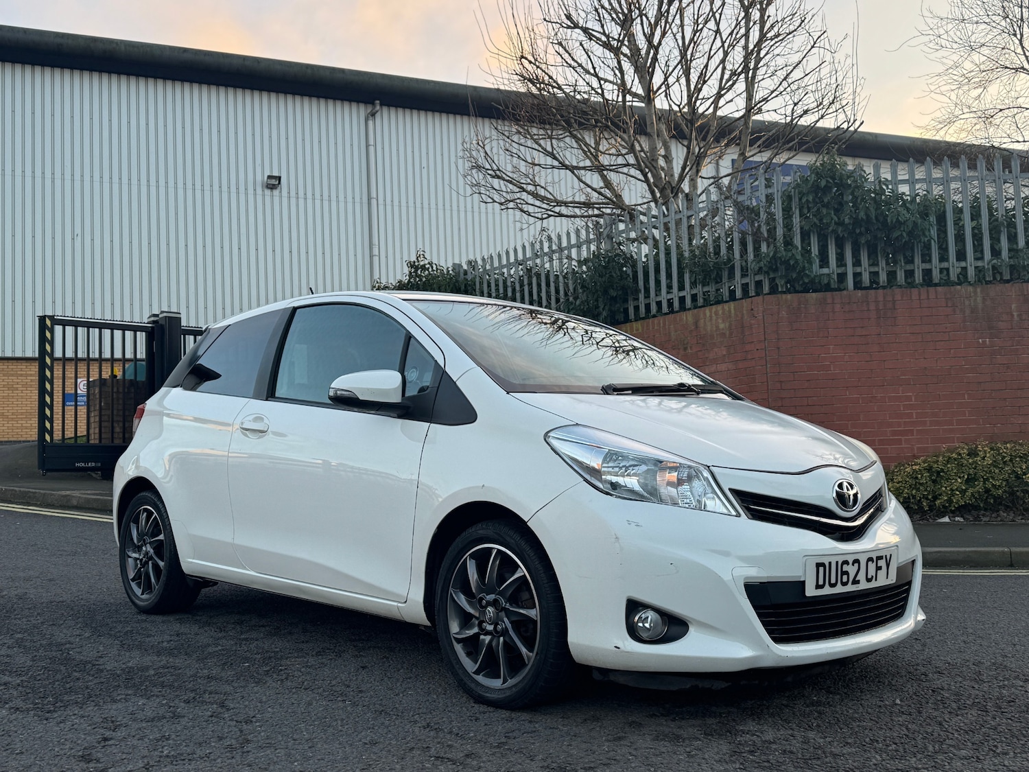 Used Toyota Yaris 2012 for sale - 77061703: Photo 2