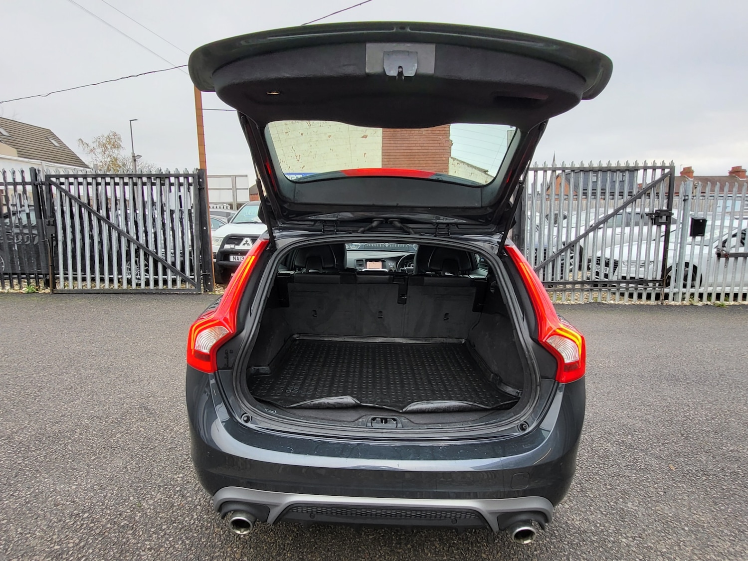 Used Volvo V60 2017 for sale - 76663686: Photo 11