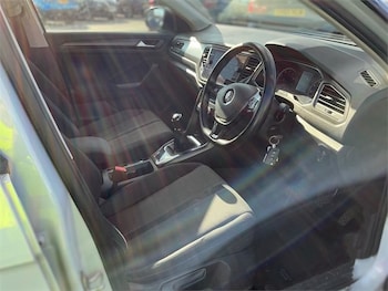 Used Volkswagen T-Roc 2018 for sale - 76429879: Photo