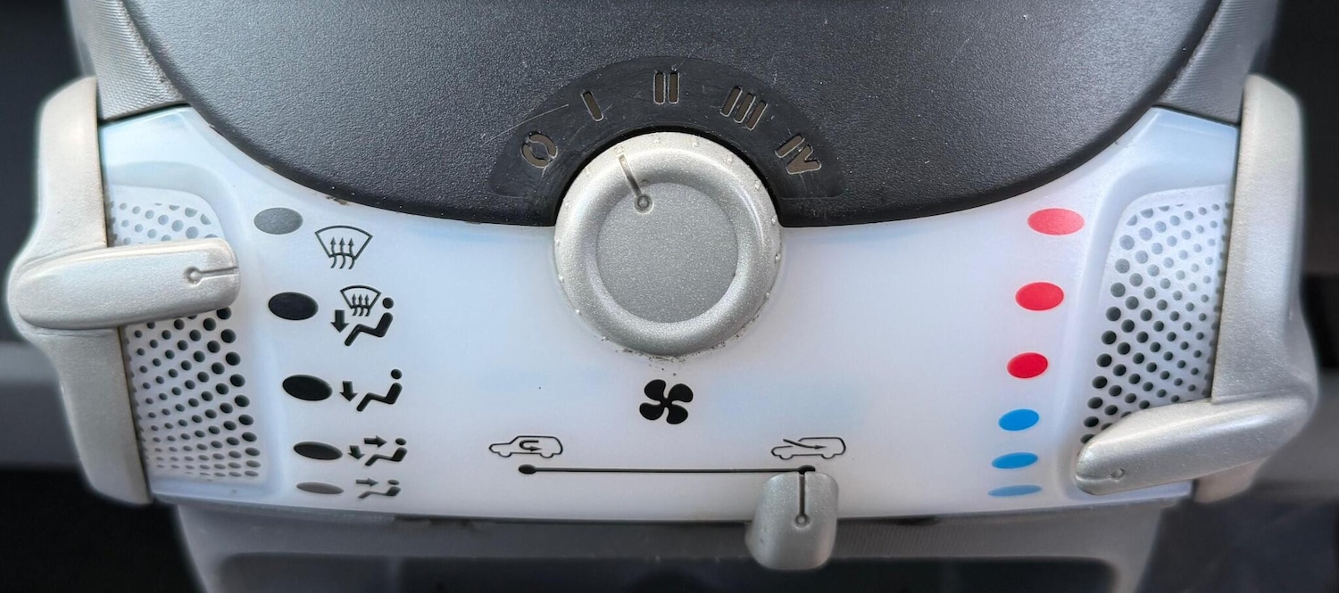 Used Toyota AYGO 2011 for sale - 77382107: Photo 23