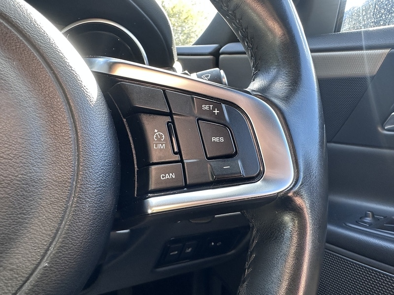 Used Jaguar XE 2016 for sale - 76034729: Photo 32