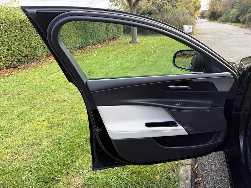 Used Jaguar XE 2016 for sale - 76520840: Photo 25