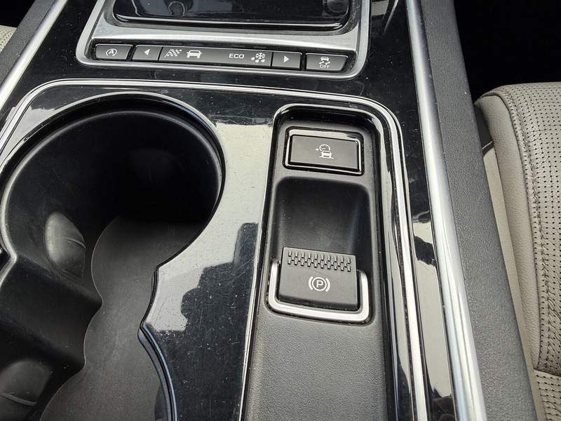 Used Jaguar XE 2016 for sale - 76520840: Photo 41