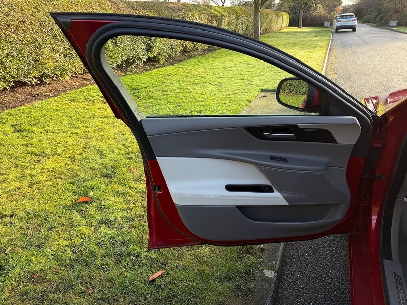 Used Jaguar XE 2016 for sale - 76941680: Photo 25