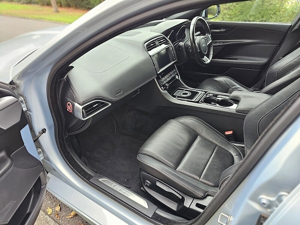 Used Jaguar XE 2015 for sale - 76298536: Photo 32