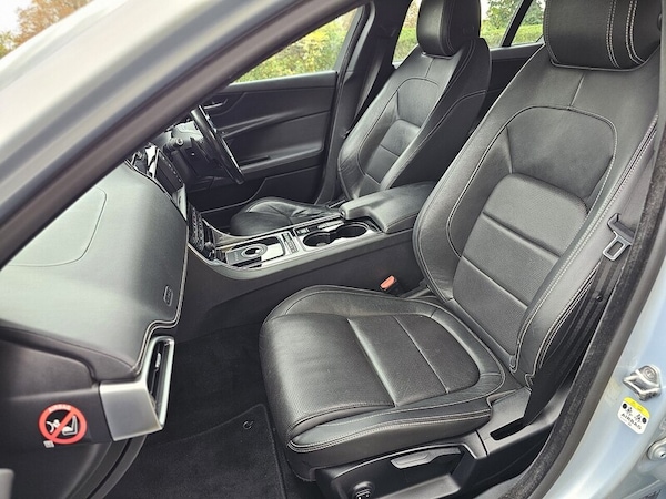 Used Jaguar XE 2015 for sale - 76298536: Photo 33