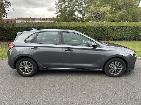 Used Hyundai i30 2017 for sale - 76232365: Photo 2