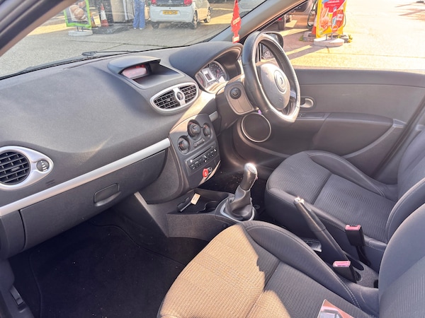 Used Renault Clio 2009 for sale - 76218861: Photo 2