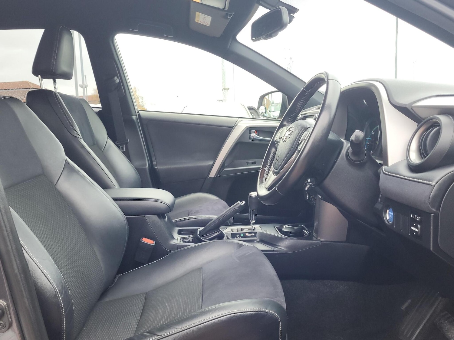 Used Toyota RAV4 2016 for sale - 76523263: Photo 11