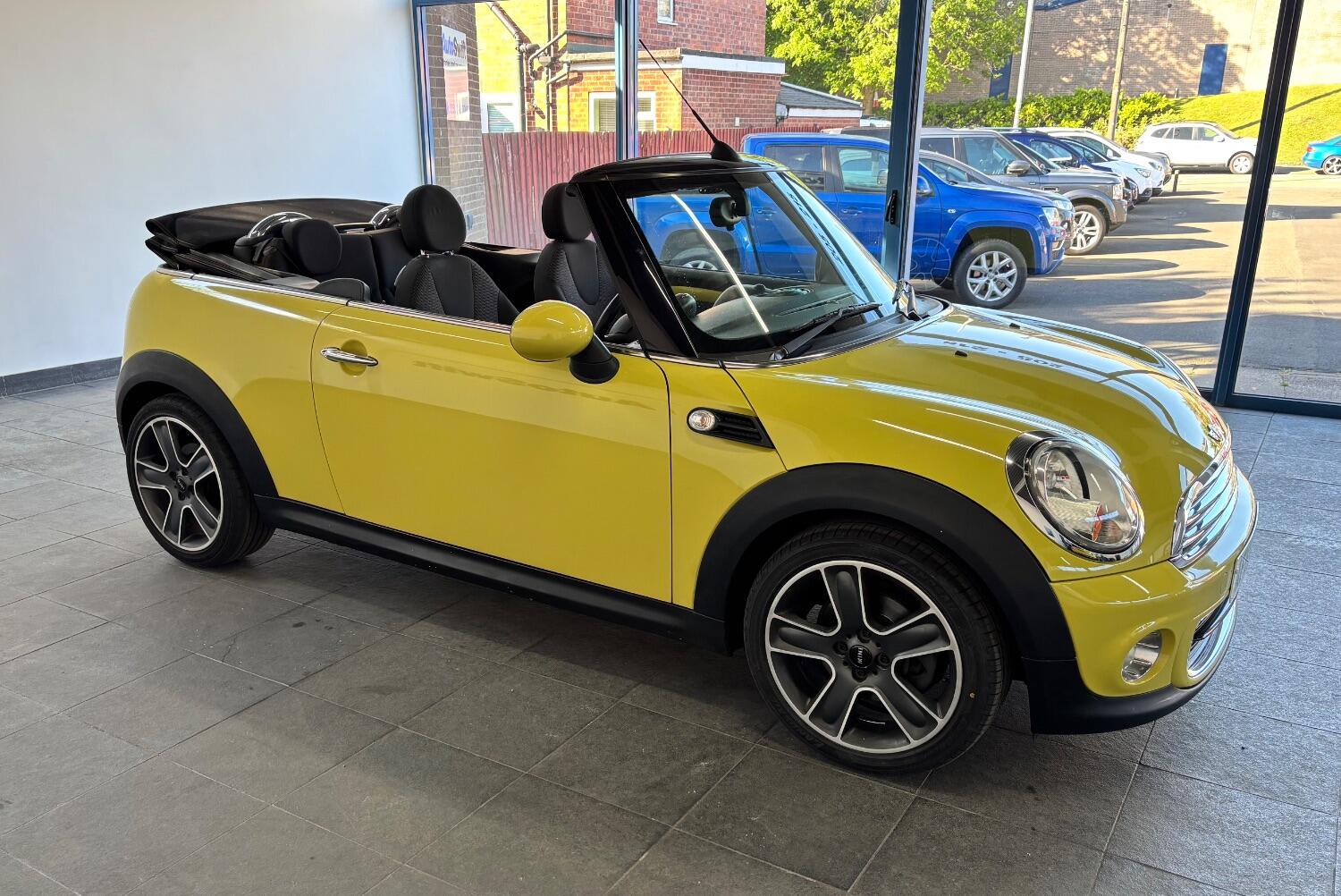 Used MINI Convertible 2009 for sale - 77605305: Photo 2