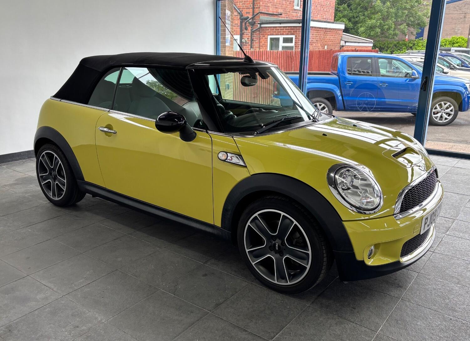 Used MINI Convertible 2009 for sale - 77605307: Photo 2