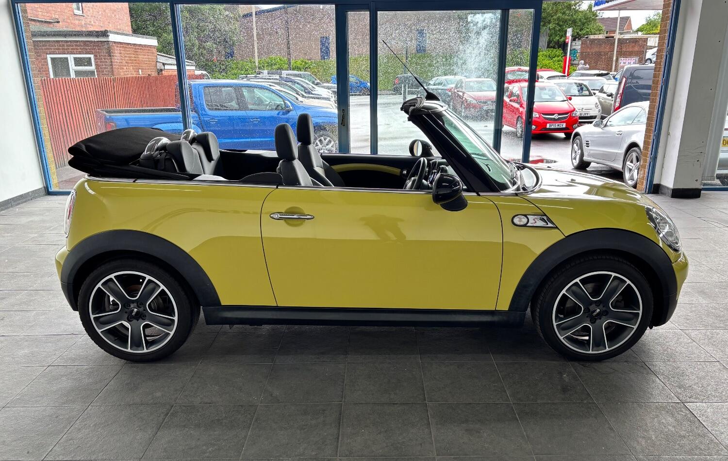 Used MINI Convertible 2009 for sale - 77605307: Photo 24