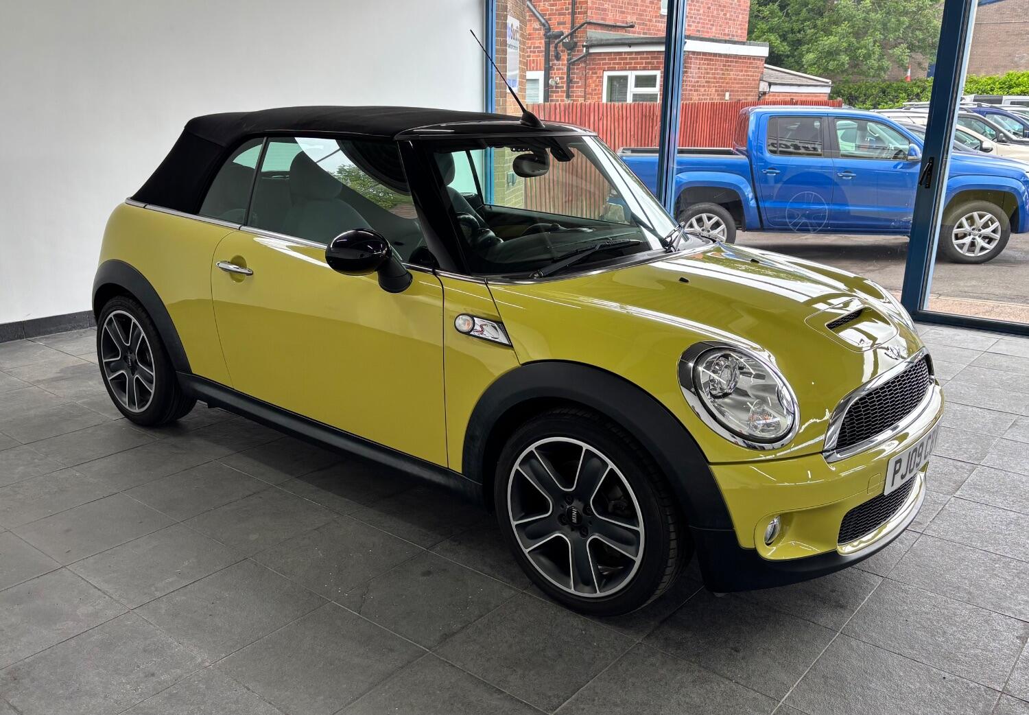 Used MINI Convertible 2009 for sale - 77605307: Photo 33