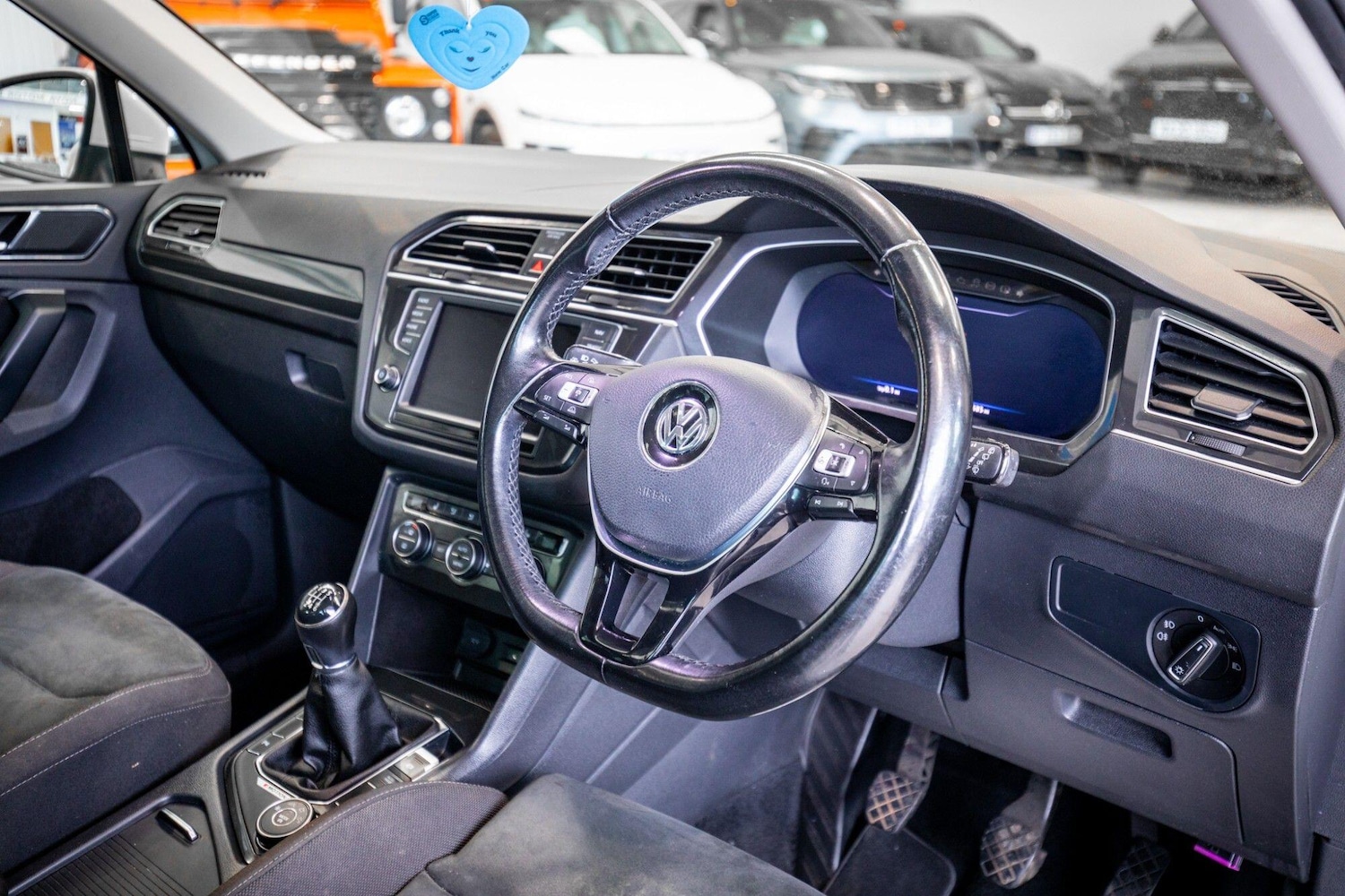 Used Volkswagen Tiguan 2017 for sale - 78020276: Photo 2