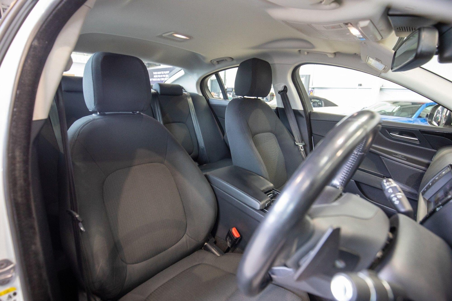 Used Jaguar XE 2017 for sale - 76824008: Photo 2