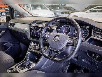 Used Volkswagen Touran 2018 for sale - 78135704: Photo