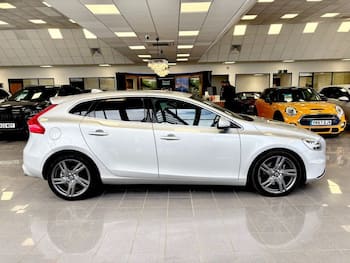Used Volvo V40 2017 for sale - 79690698: Photo