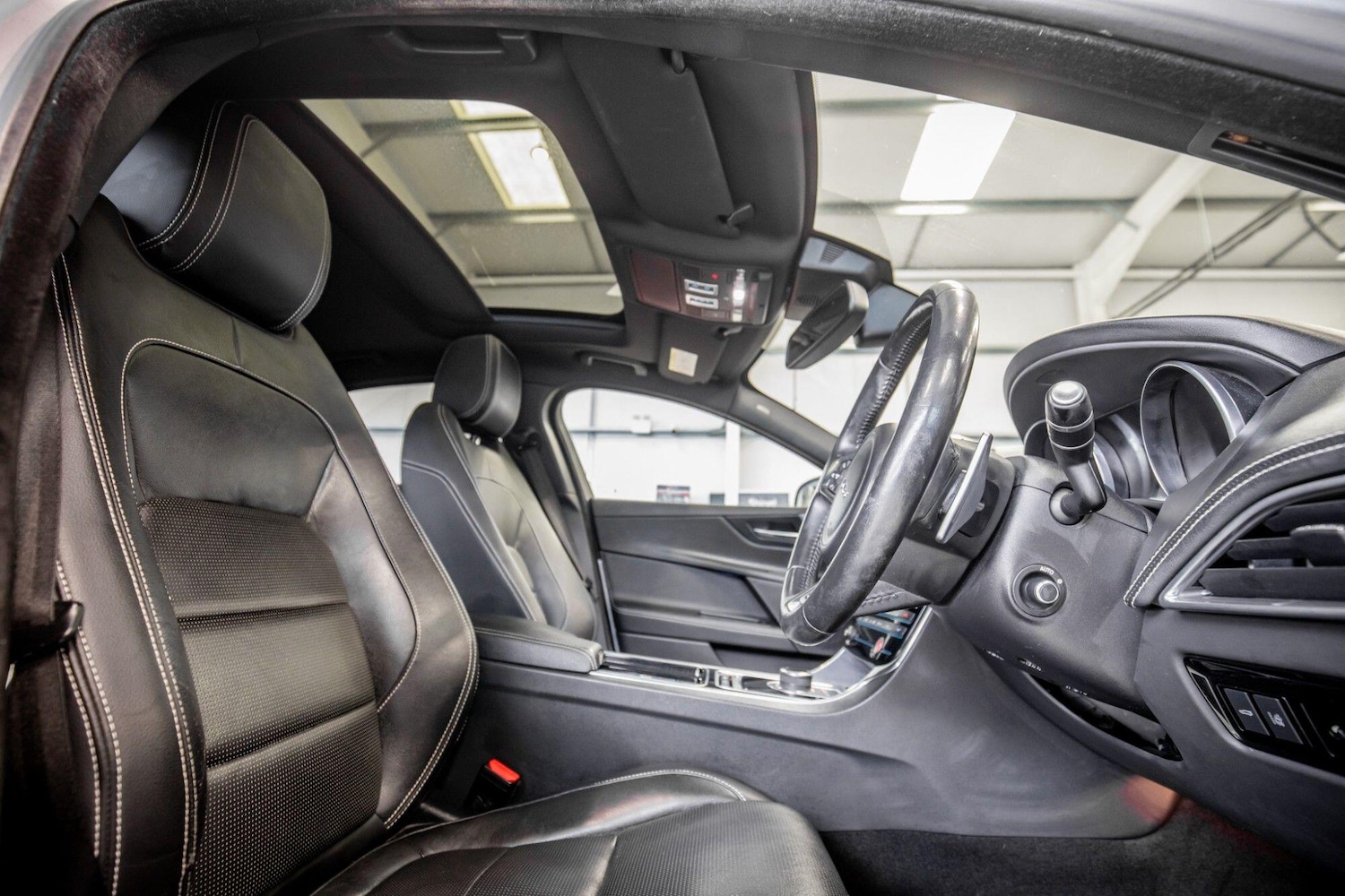 Used Jaguar XE 2017 for sale - 78157255: Photo 2