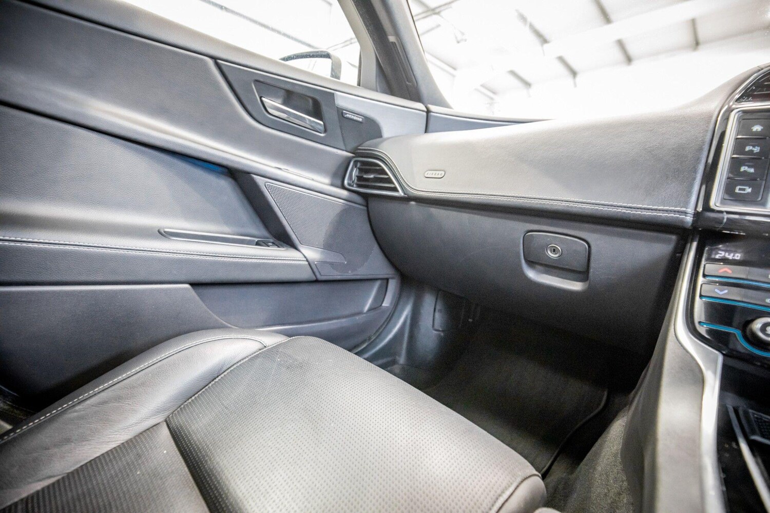 Used Jaguar XE 2017 for sale - 78157255: Photo 29