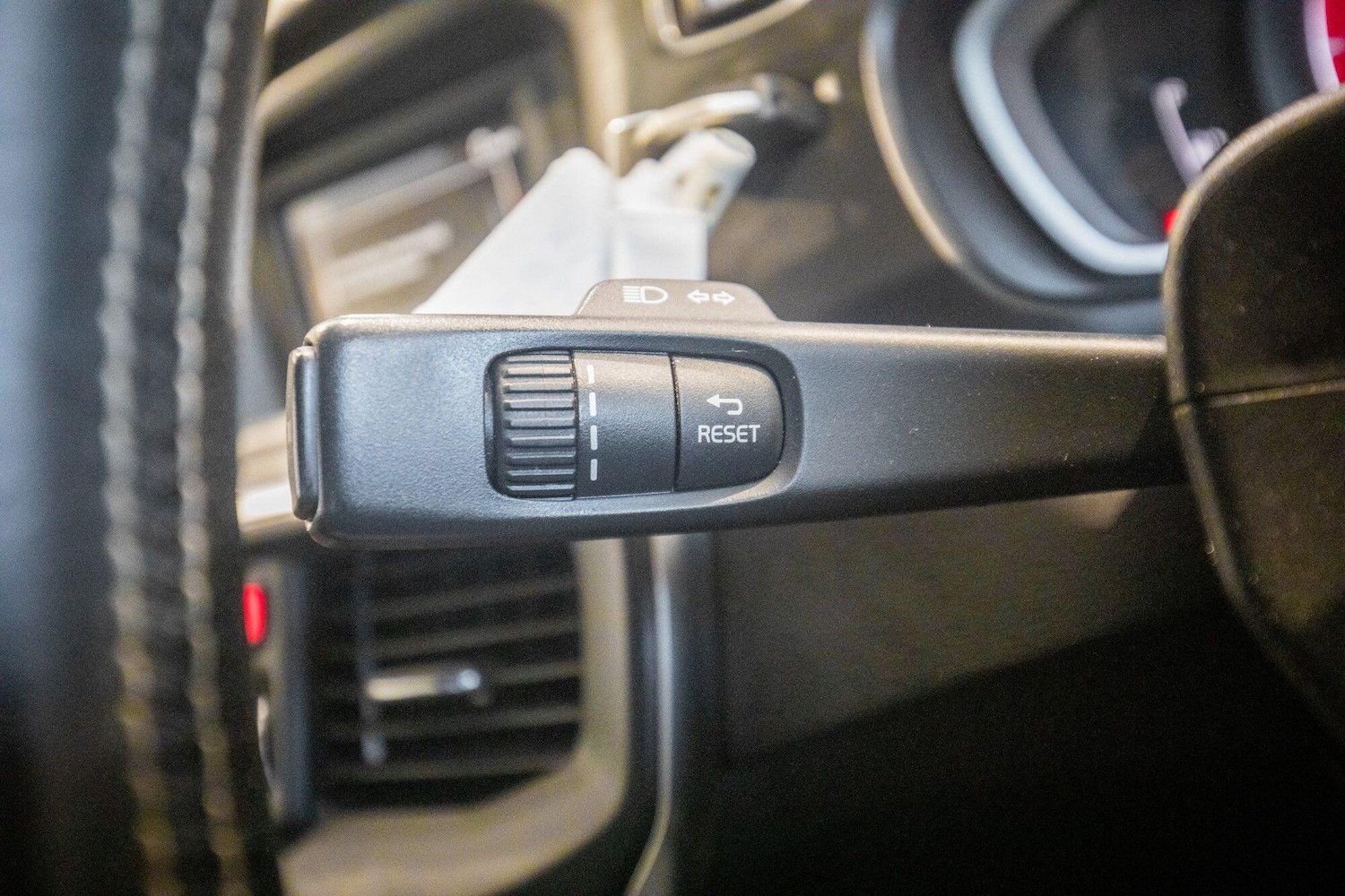 Used Volvo V40 2015 for sale - 77957153: Photo 24