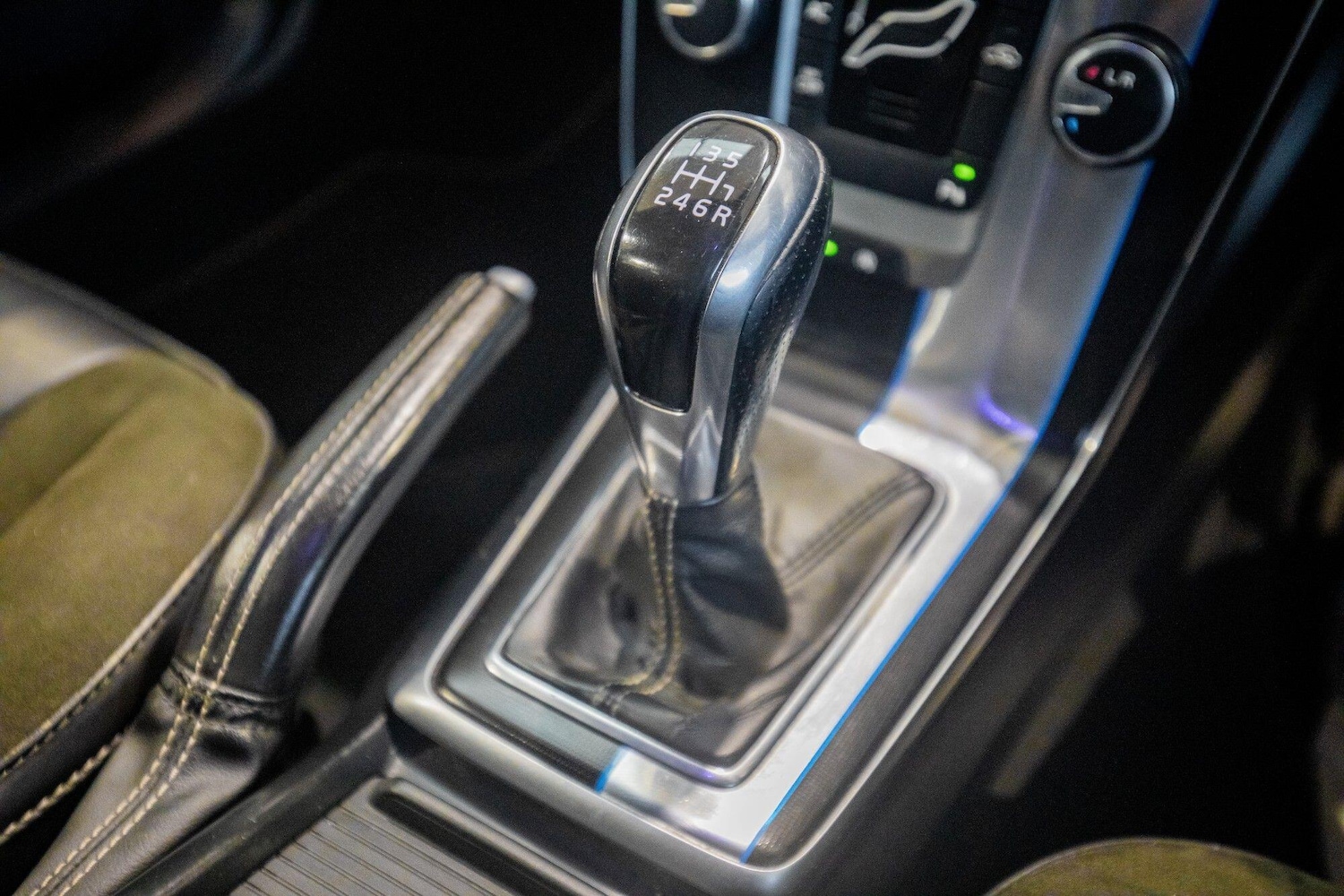 Used Volvo V40 2015 for sale - 77957153: Photo 28