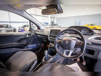 Used Peugeot 208 2015 for sale - 76824516: Photo