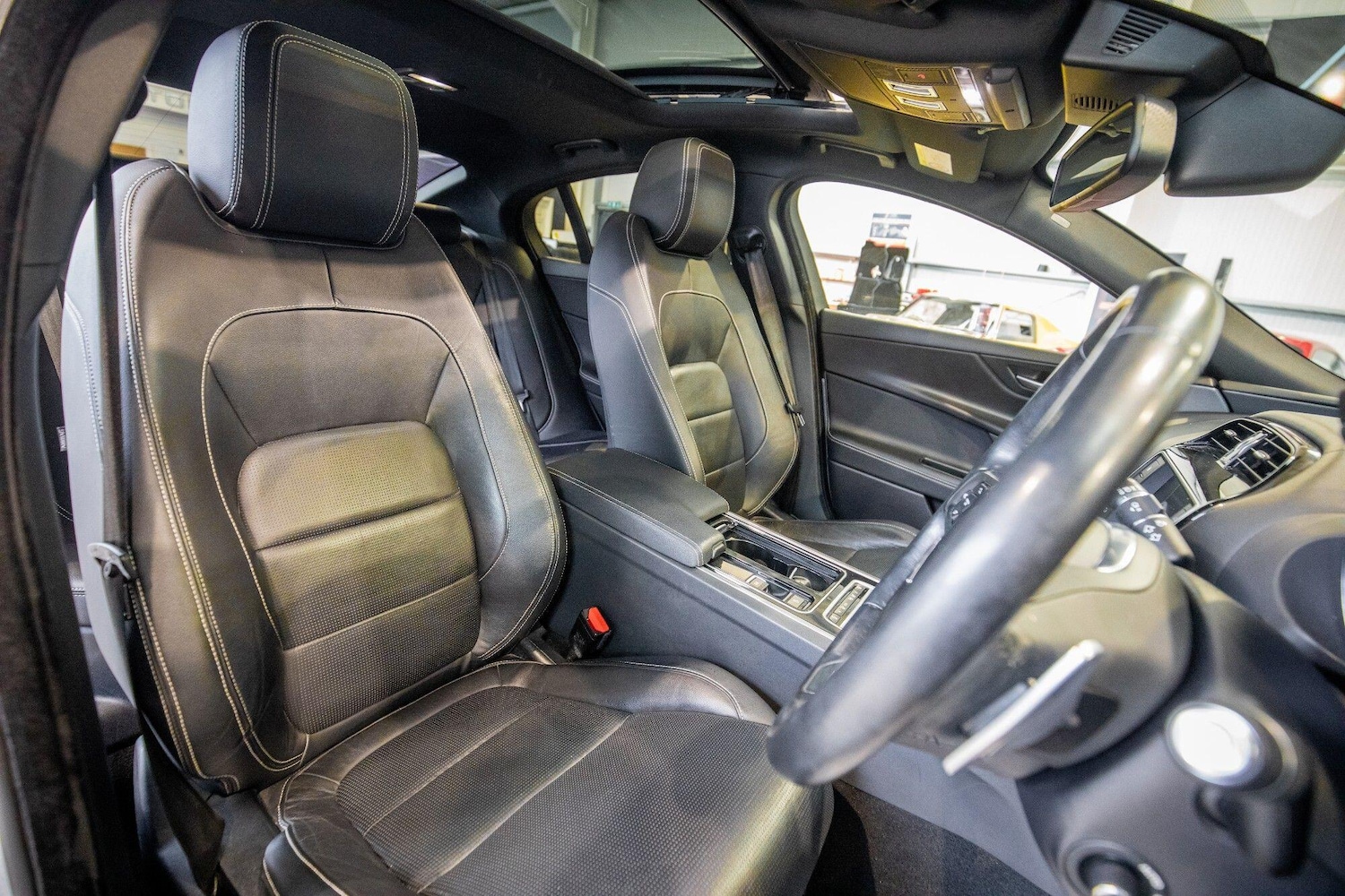 Used Jaguar XE 2017 for sale - 77109080: Photo 3