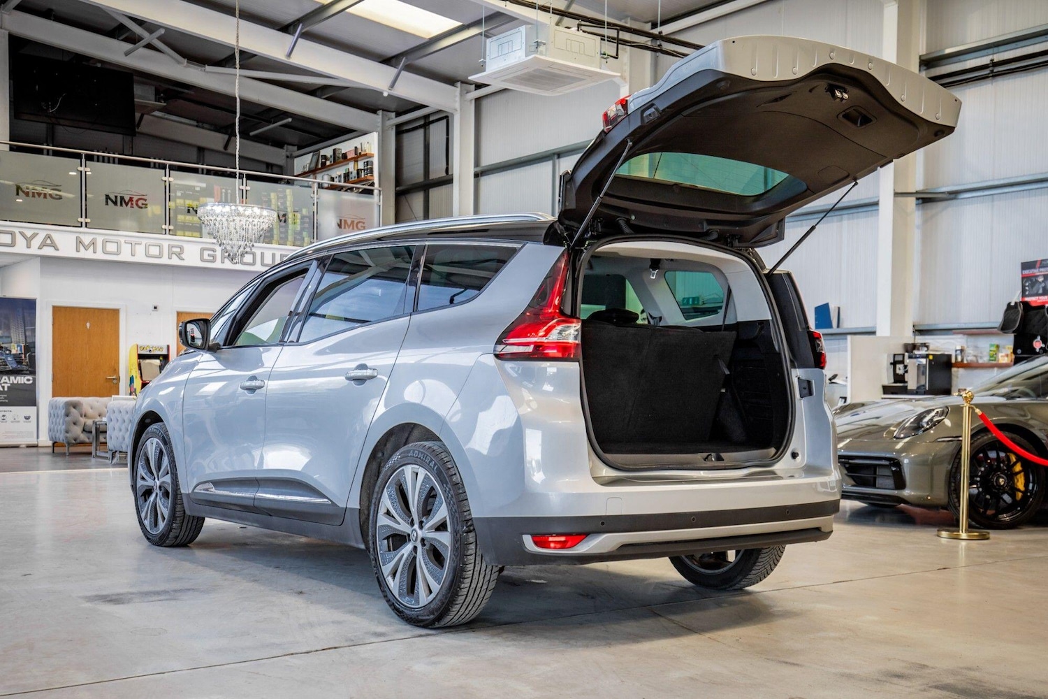 Used Renault Grand Scenic 2017 for sale - 78157196: Photo 4