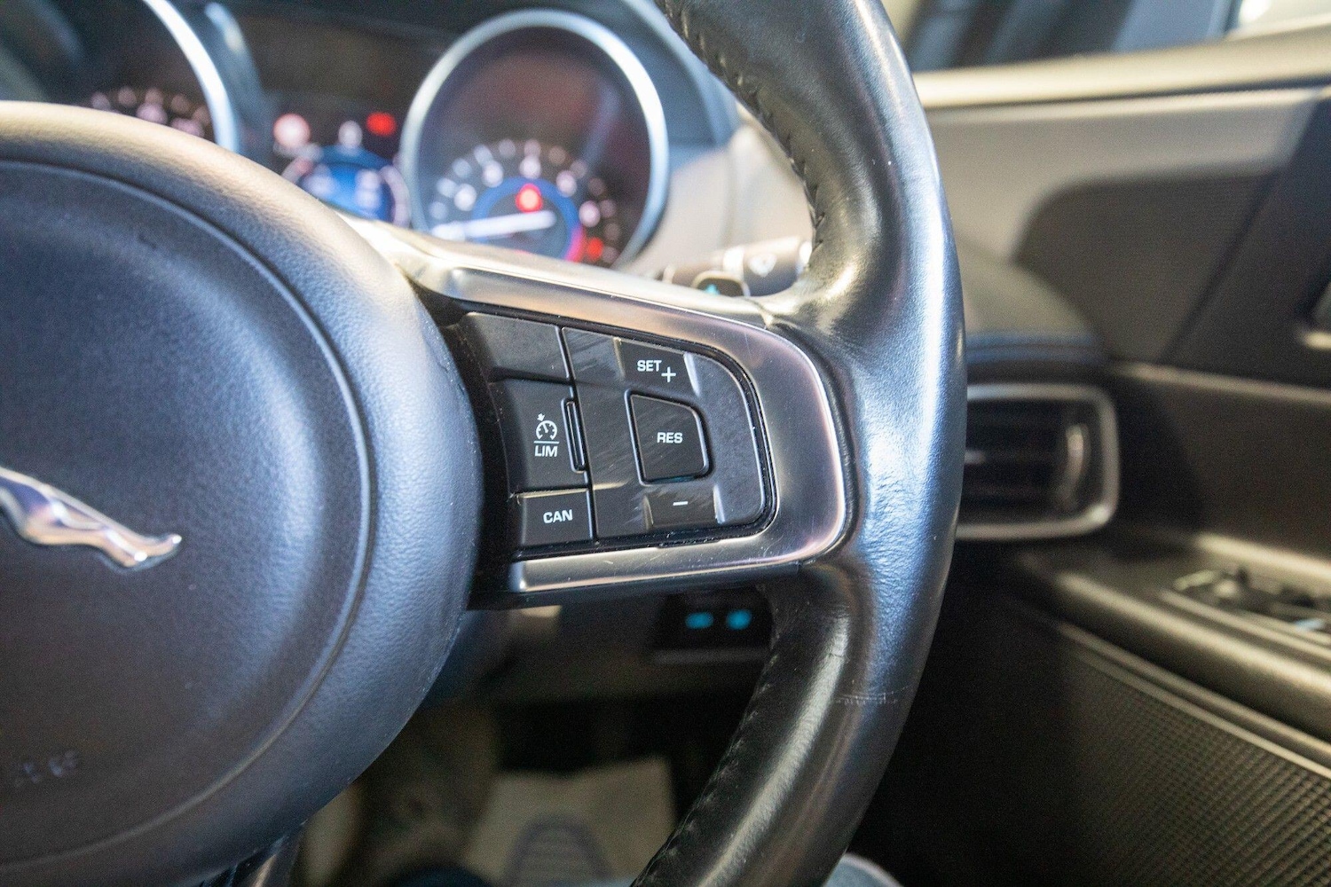 Used Jaguar XE 2016 for sale - 77215431: Photo 33