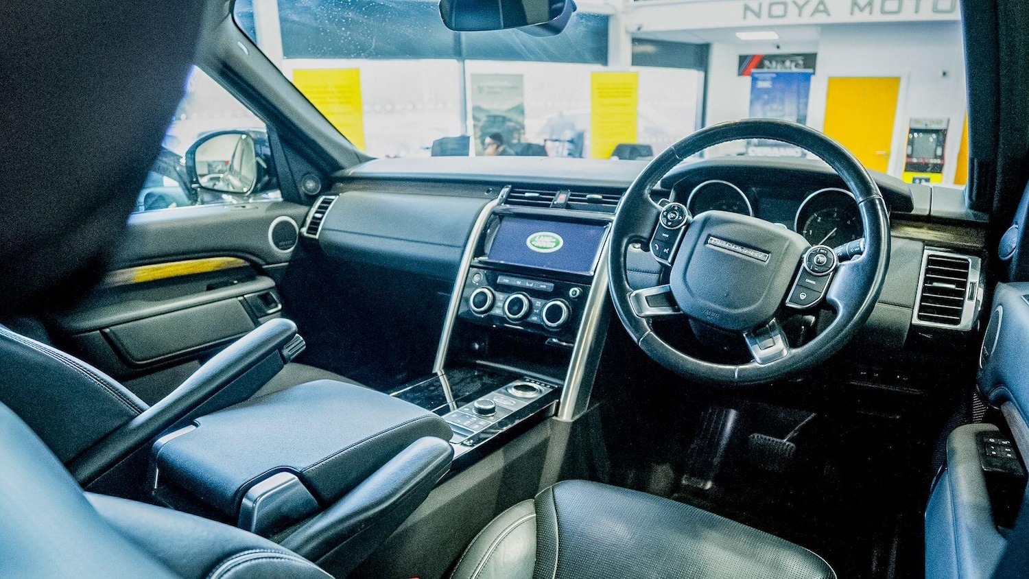 Used Land Rover Discovery 2017 for sale - 77970449: Photo 2