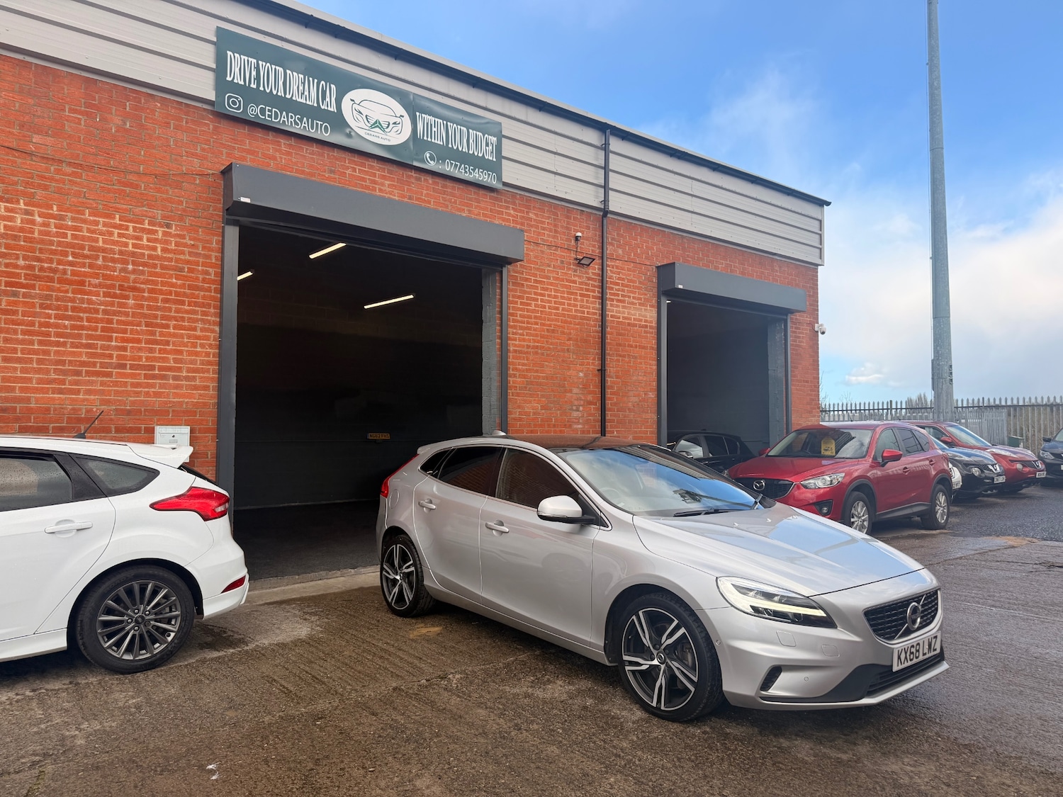 Used Volvo V40 2018 for sale - 78139940: Photo 2
