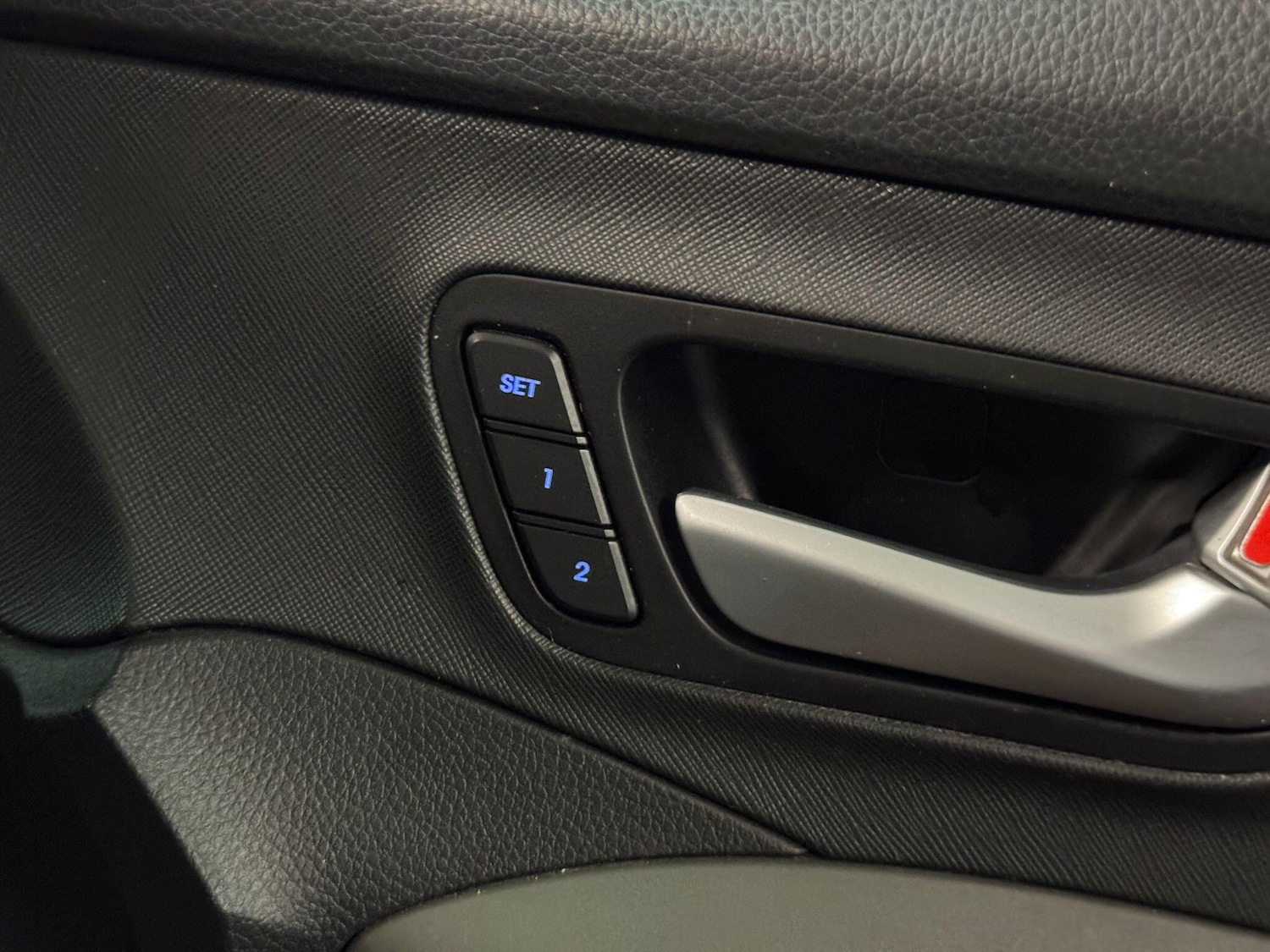 Used Hyundai Santa Fe 2015 for sale - 77358617: Photo 36