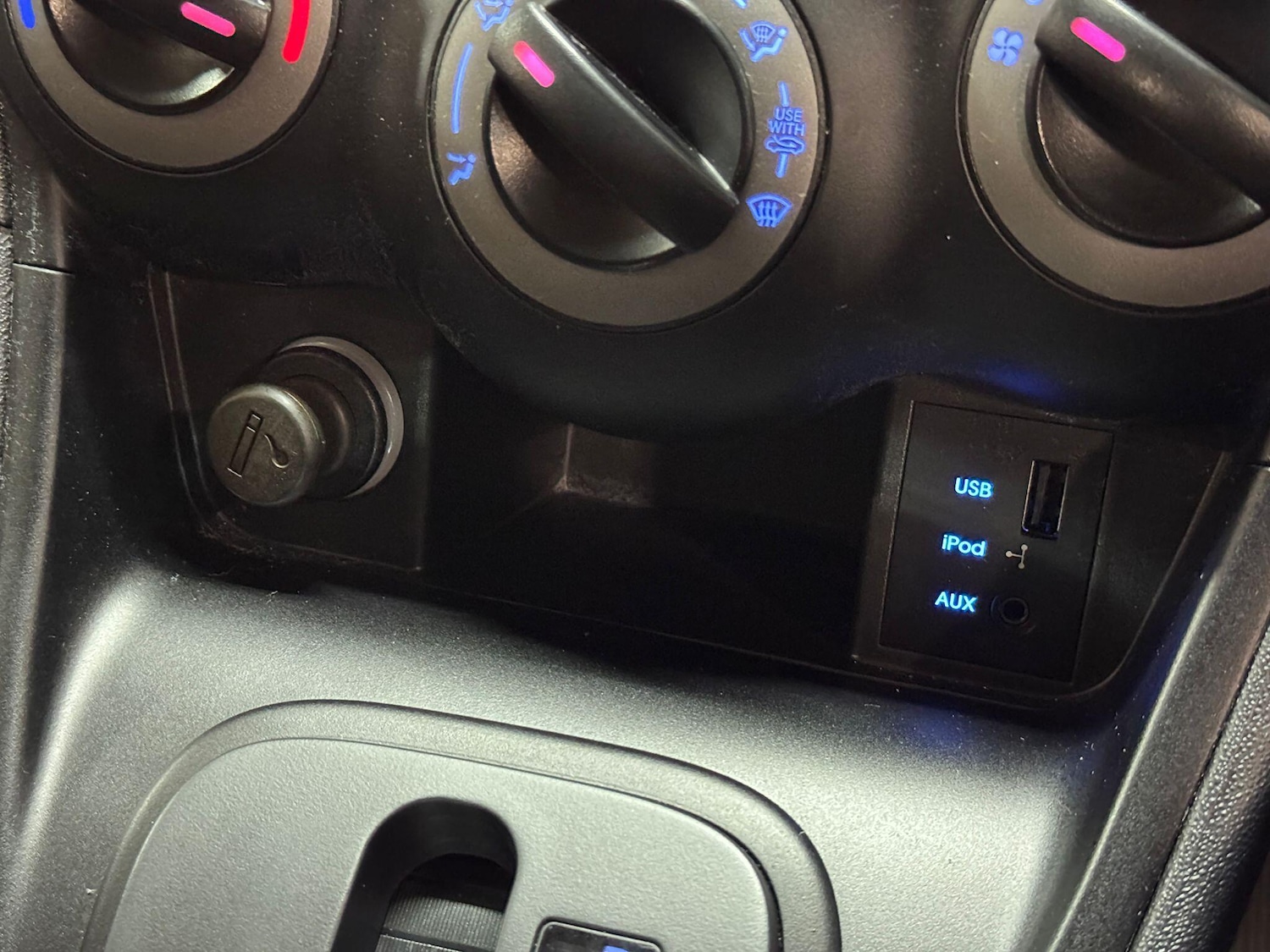 Used Hyundai i10 2013 for sale - 77040829: Photo 30