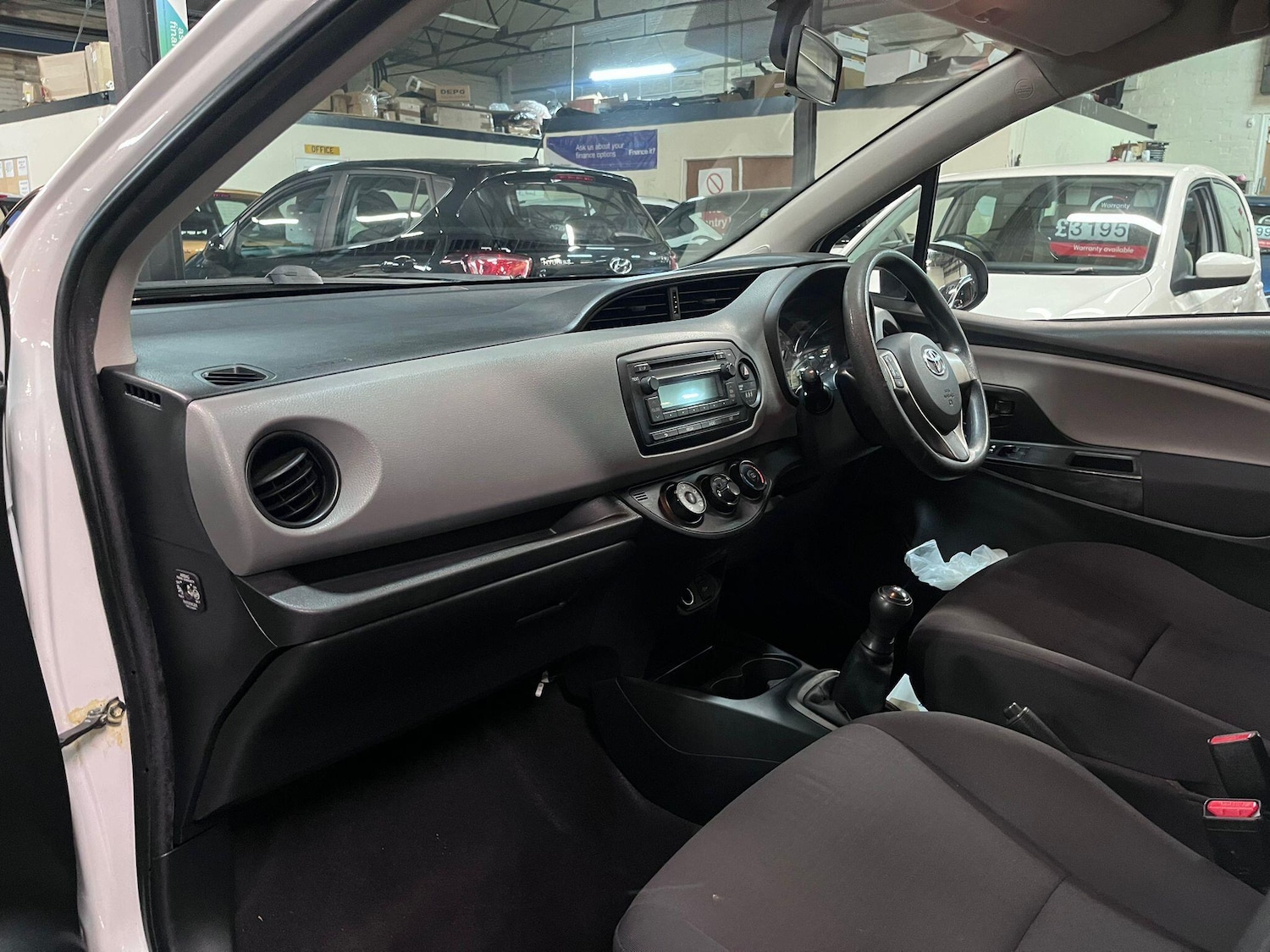 Used Toyota Yaris 2015 for sale - 76926280: Photo 19