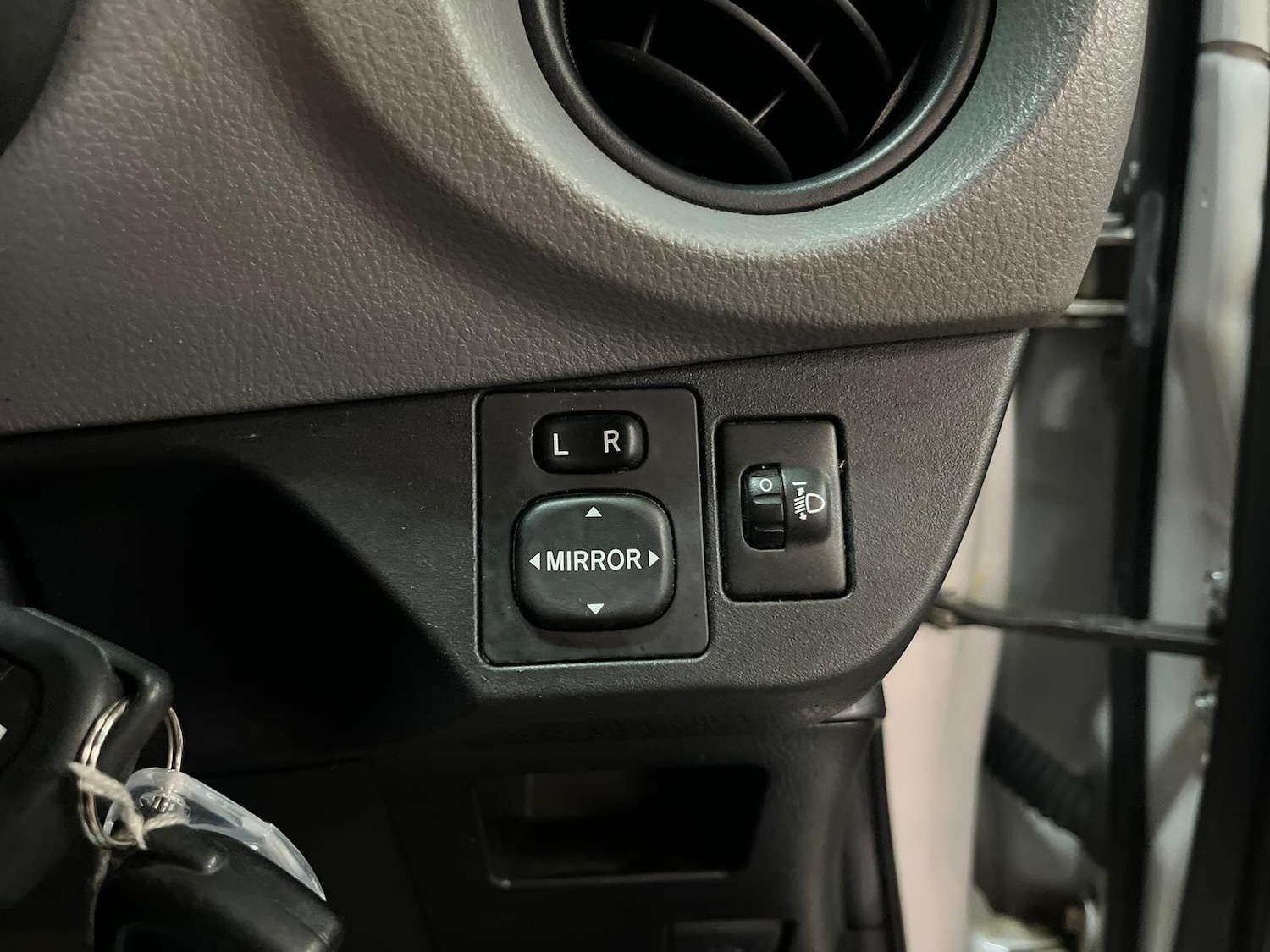 Used Toyota Yaris 2015 for sale - 76926280: Photo 29