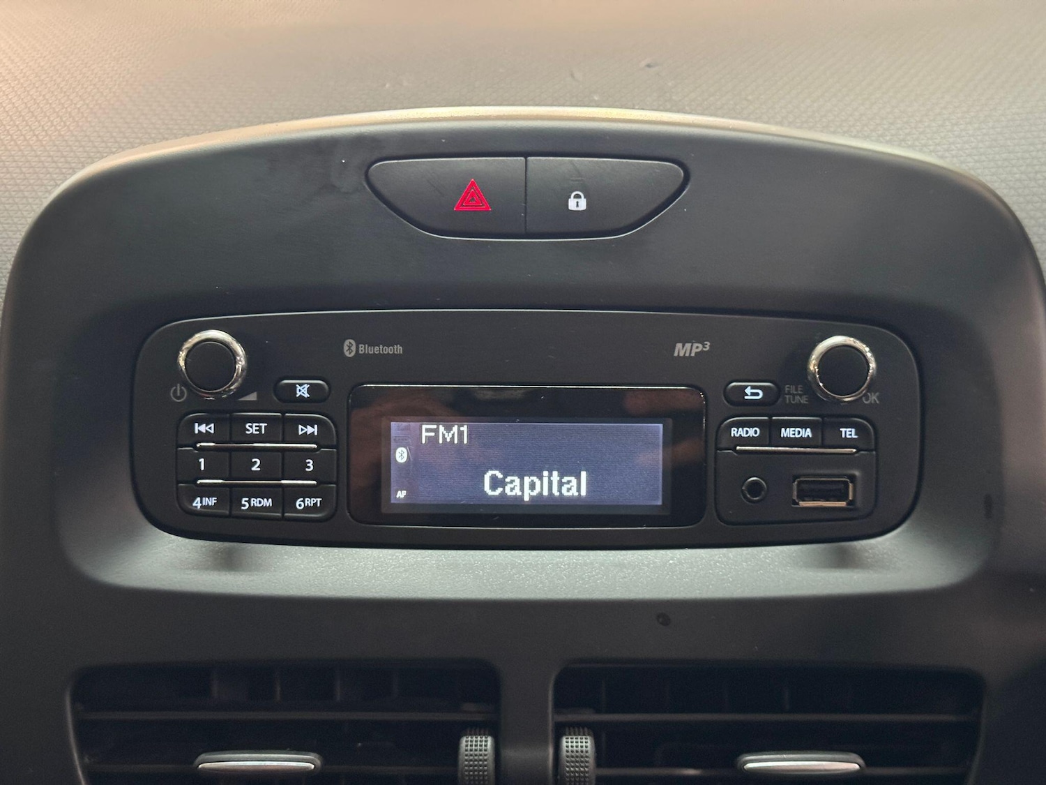 Used Renault Clio 2015 for sale - 76612829: Photo 25