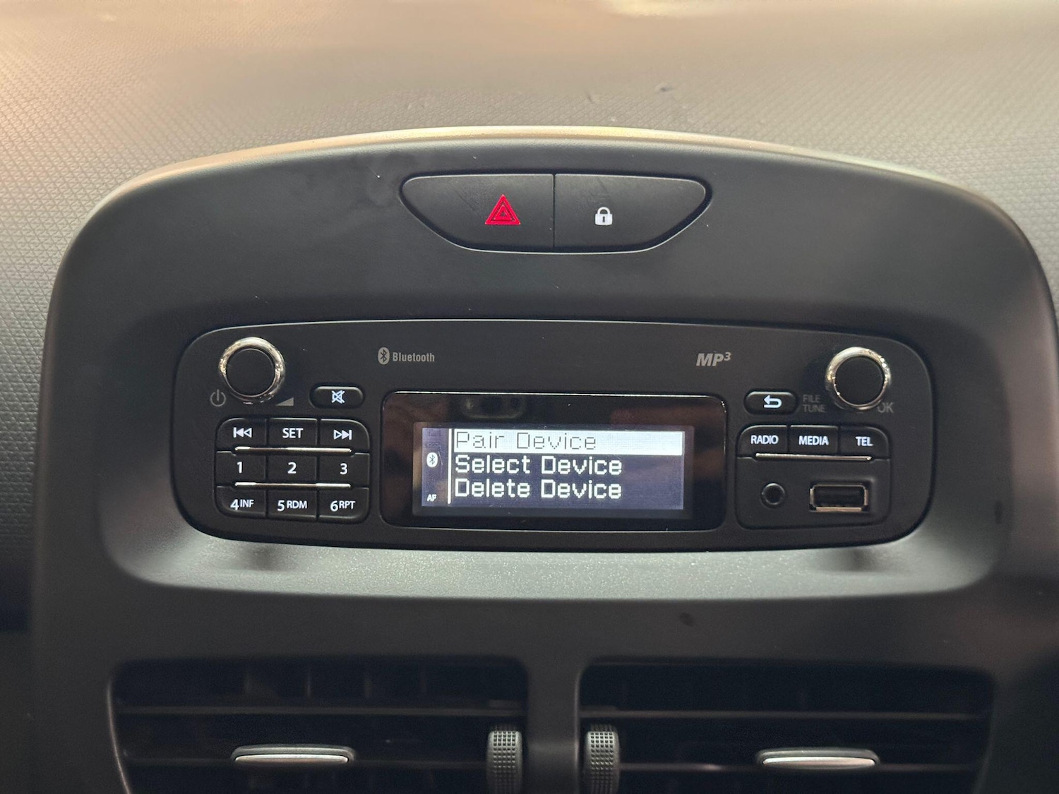 Used Renault Clio 2015 for sale - 76612829: Photo 26