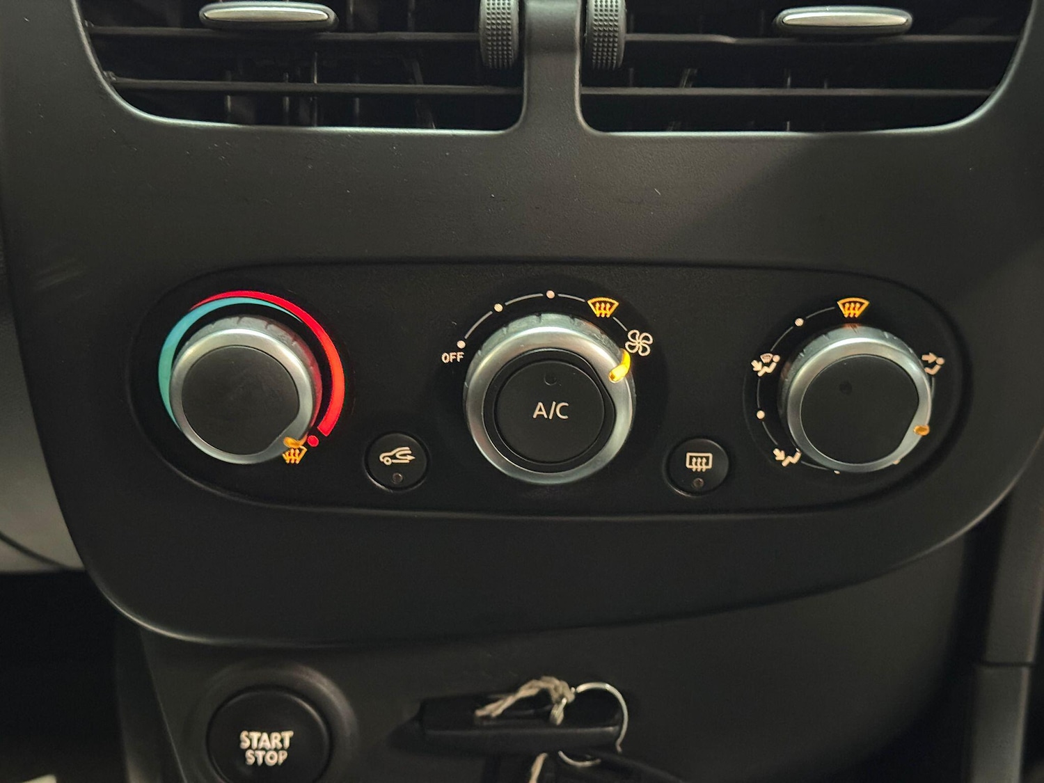 Used Renault Clio 2015 for sale - 76612829: Photo 30