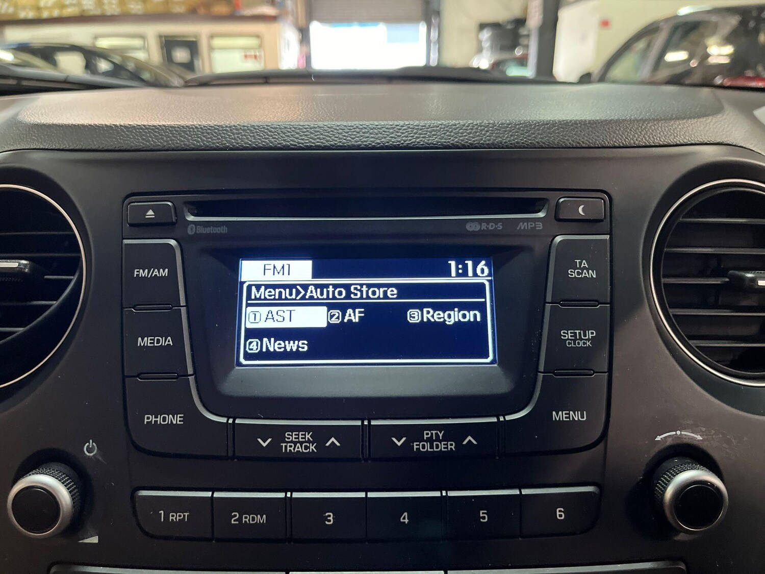 Used Hyundai i10 2014 for sale - 76865410: Photo 33